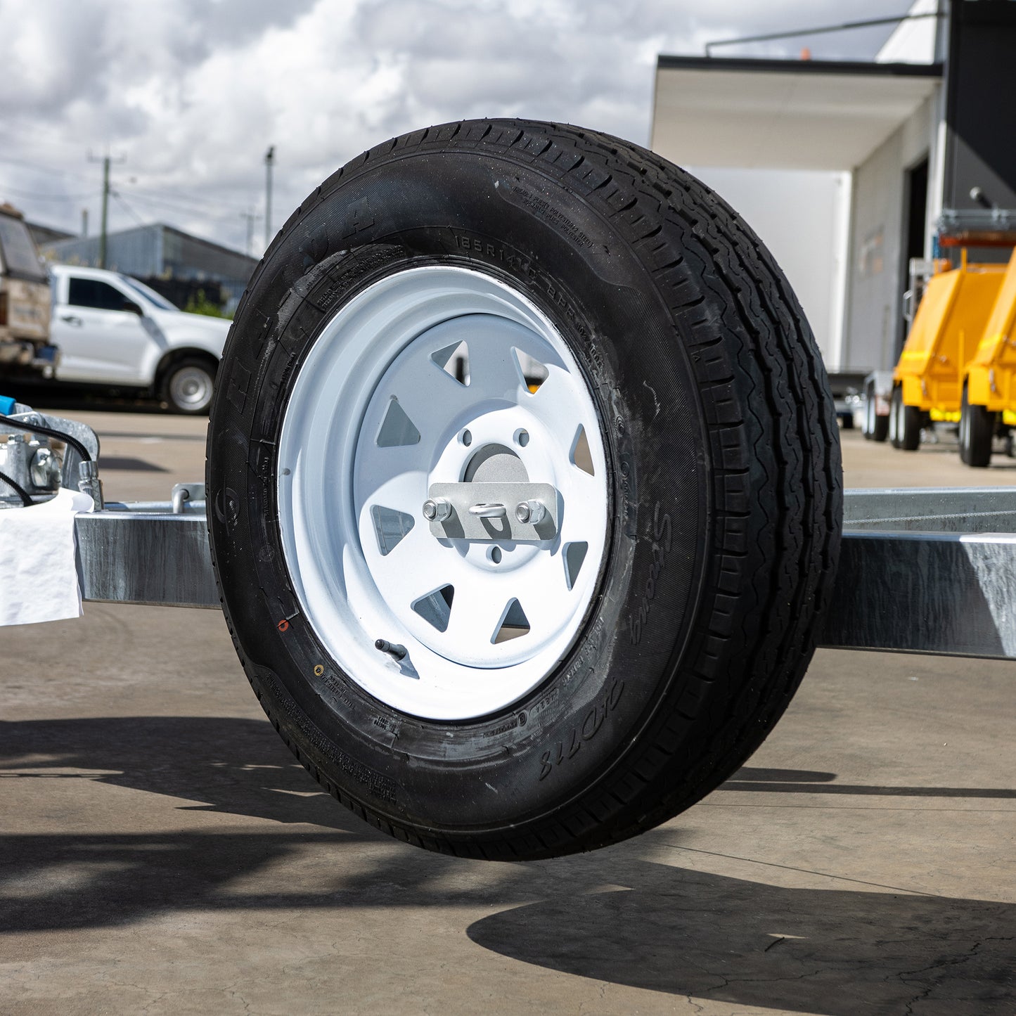 Steel Rim 15x6 inch Ford stud pattern (5 x 114.3mm PCD) with 950kg Tyre - White